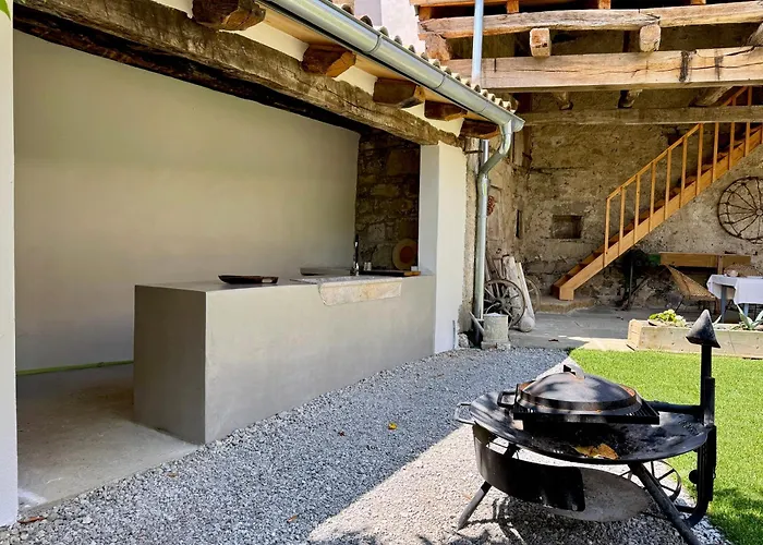 Vila Kobdilj 1835 Historic Homestead With Shared Courtyard