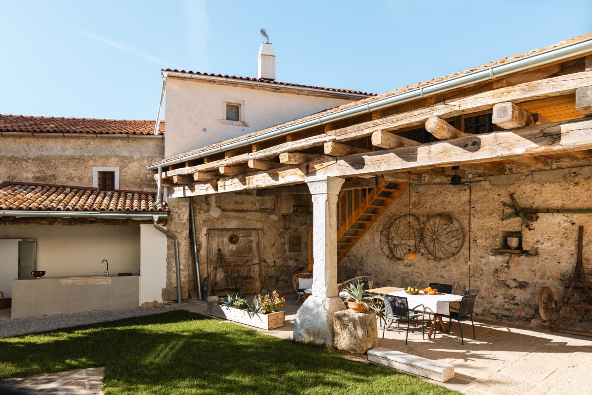 Vila Kobdilj 1835 Historic Homestead With Shared Courtyard *