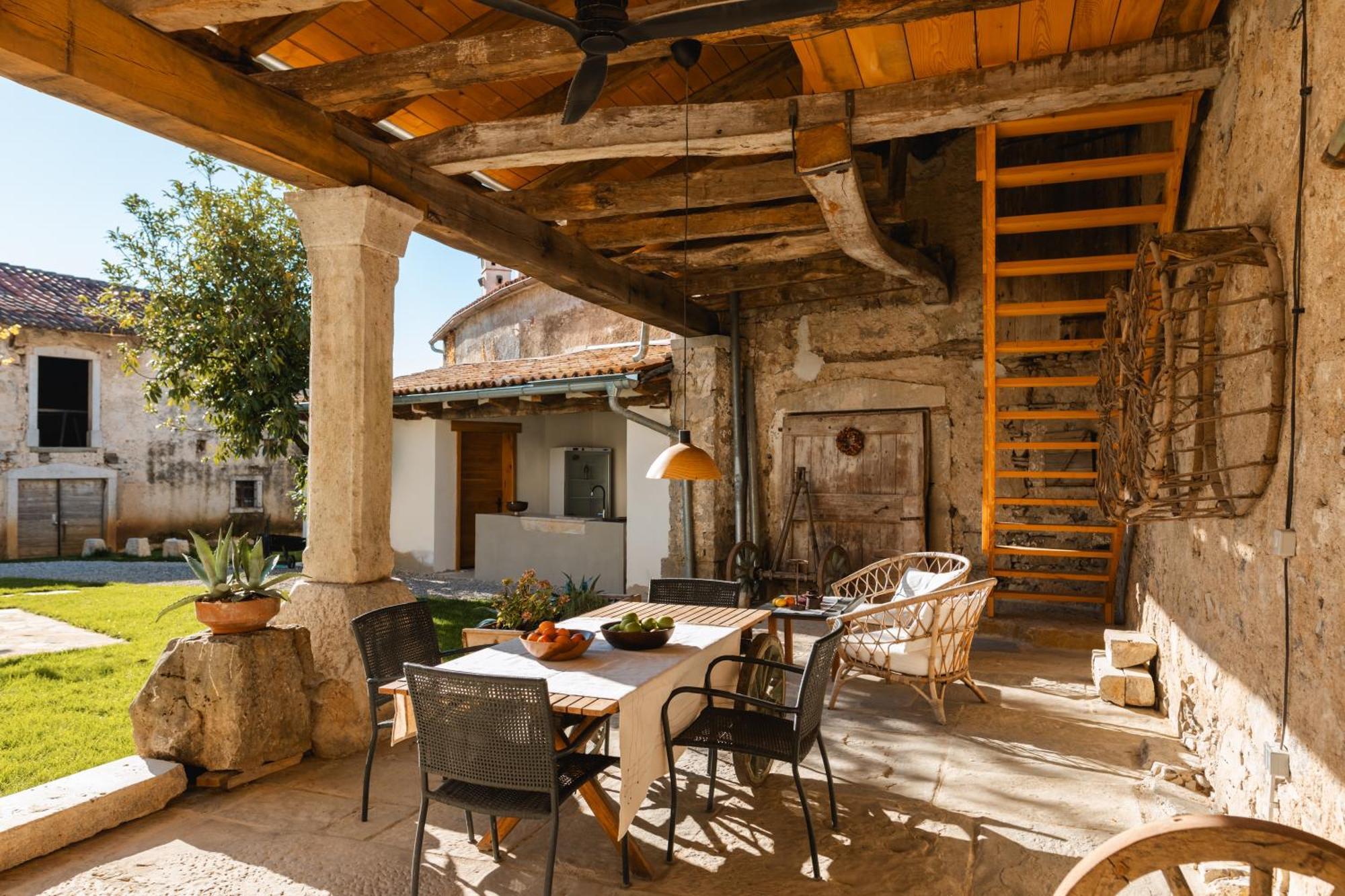 Vila Kobdilj 1835 Historic Homestead With Shared Courtyard * Stanjel