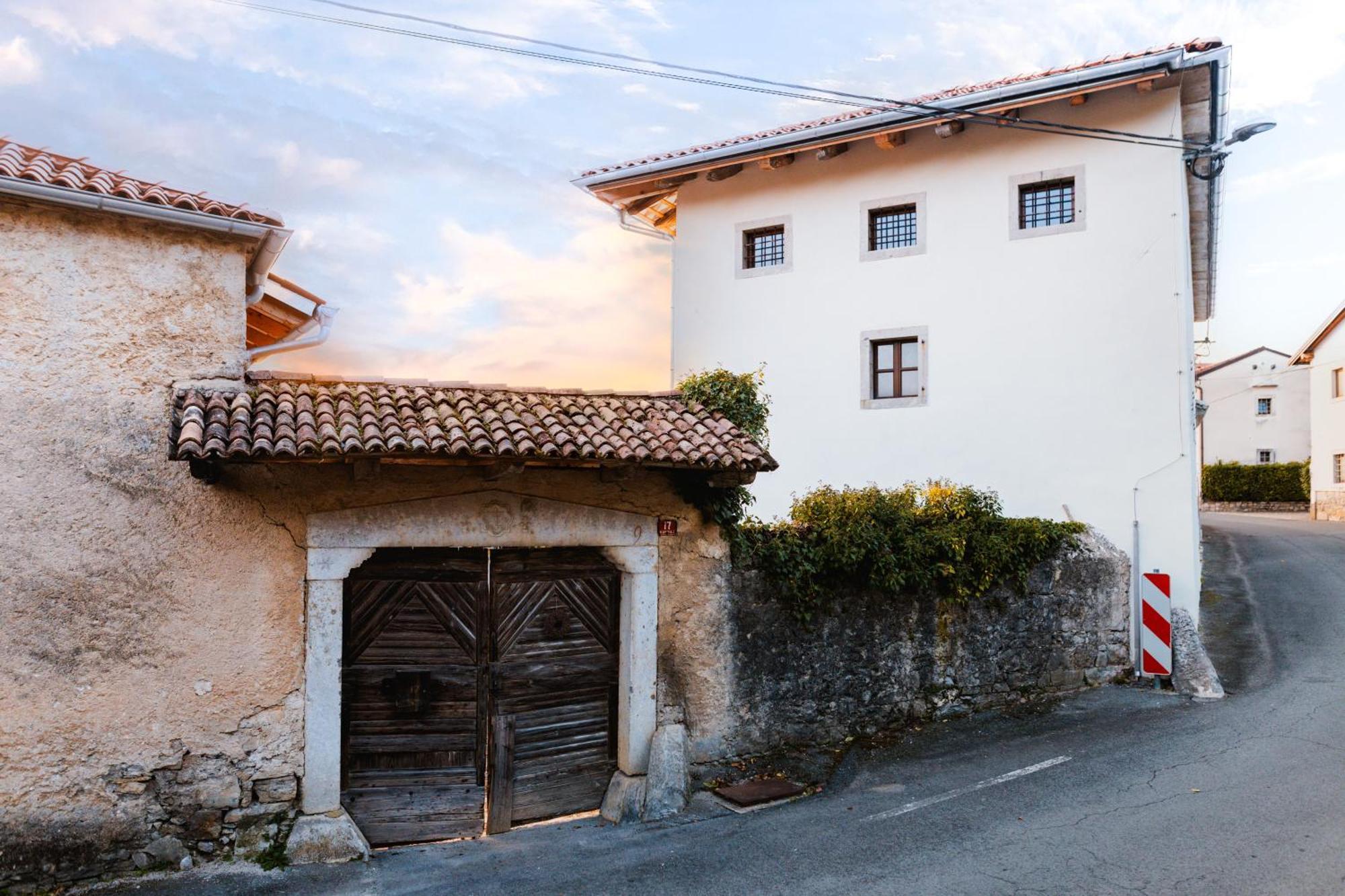 Vila Kobdilj 1835 Historic Homestead With Shared Courtyard Apartment Stanjel