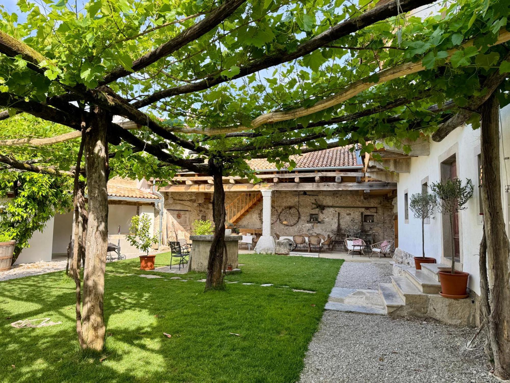 Apartmán Vila Kobdilj 1835 Historic Homestead With Shared Courtyard *