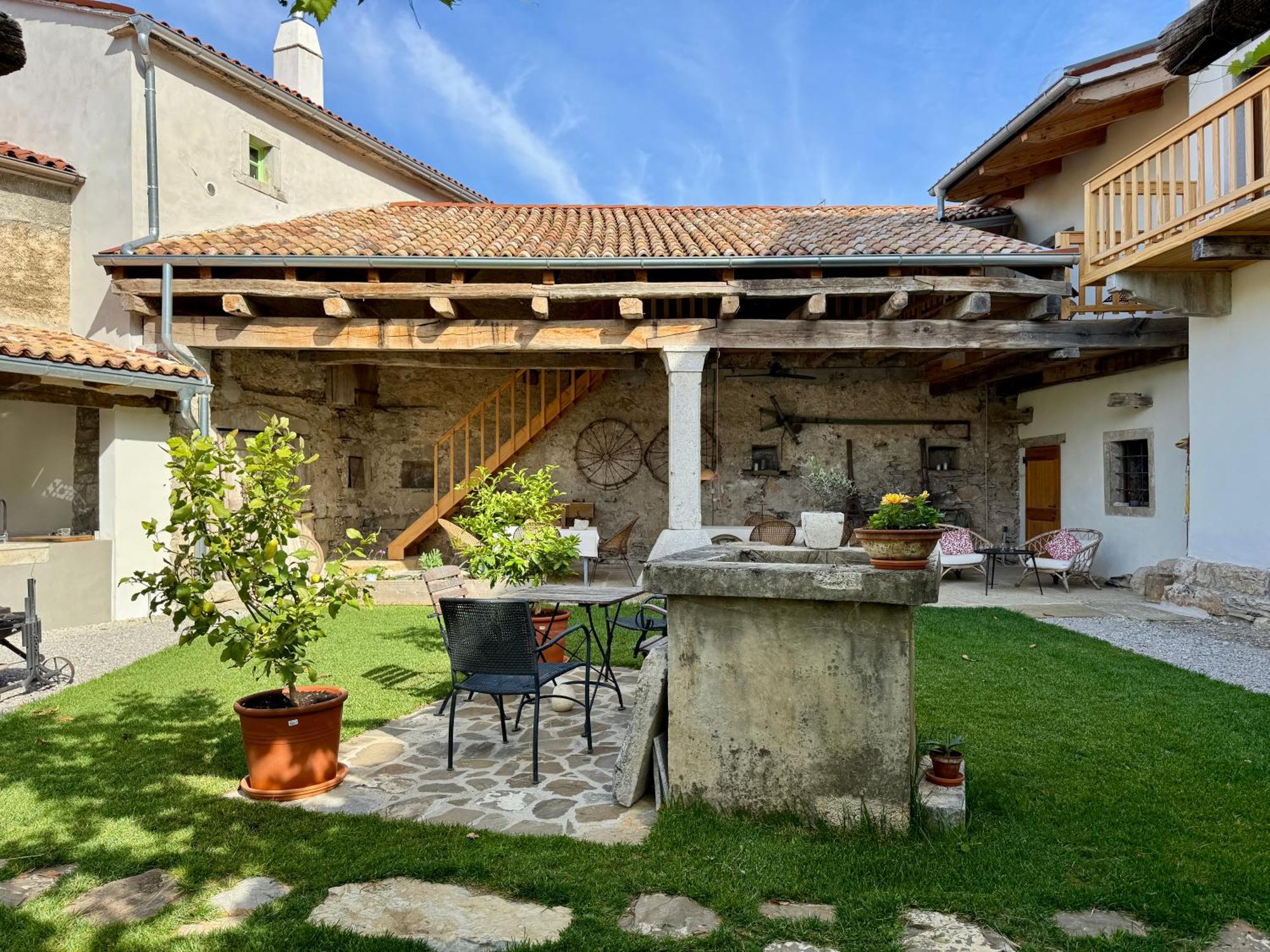 Vila Kobdilj 1835 Historic Homestead With Shared Courtyard Apartmán Štanjel