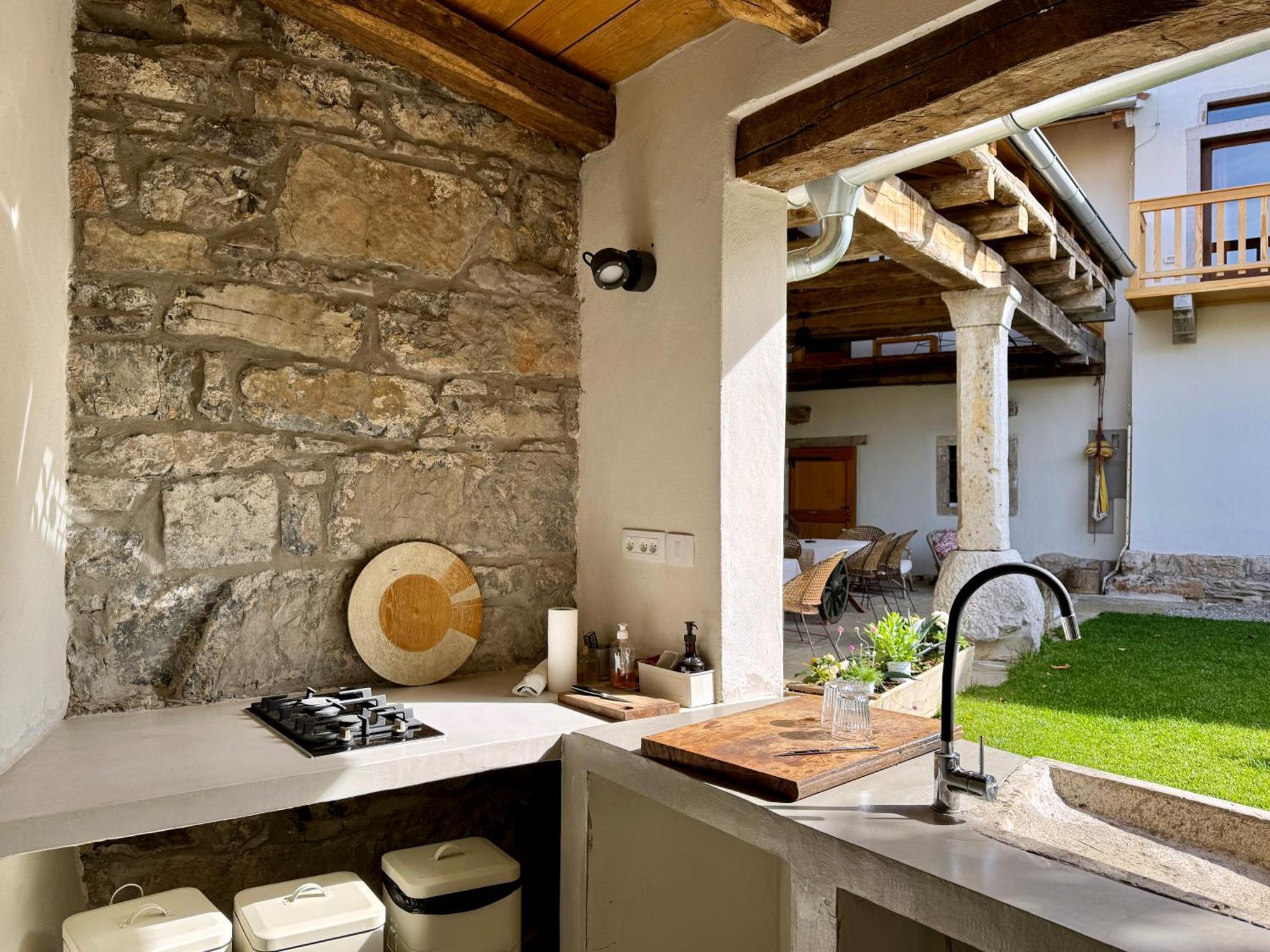 Vila Kobdilj 1835 Historic Homestead With Shared Courtyard Štanjel